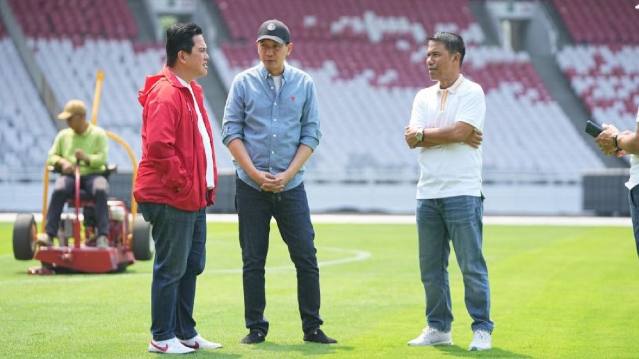 Ketua Umum PSSI Erick Thohir (kiri) mengecek kondisi rumput Stadion Utama Gelora Bung Karno (SUGBK) menjelang laga timnas Indonesia vs Australia pada Kualifikasi Piala Dunia 2026. (Foto: Dok/PSSI)