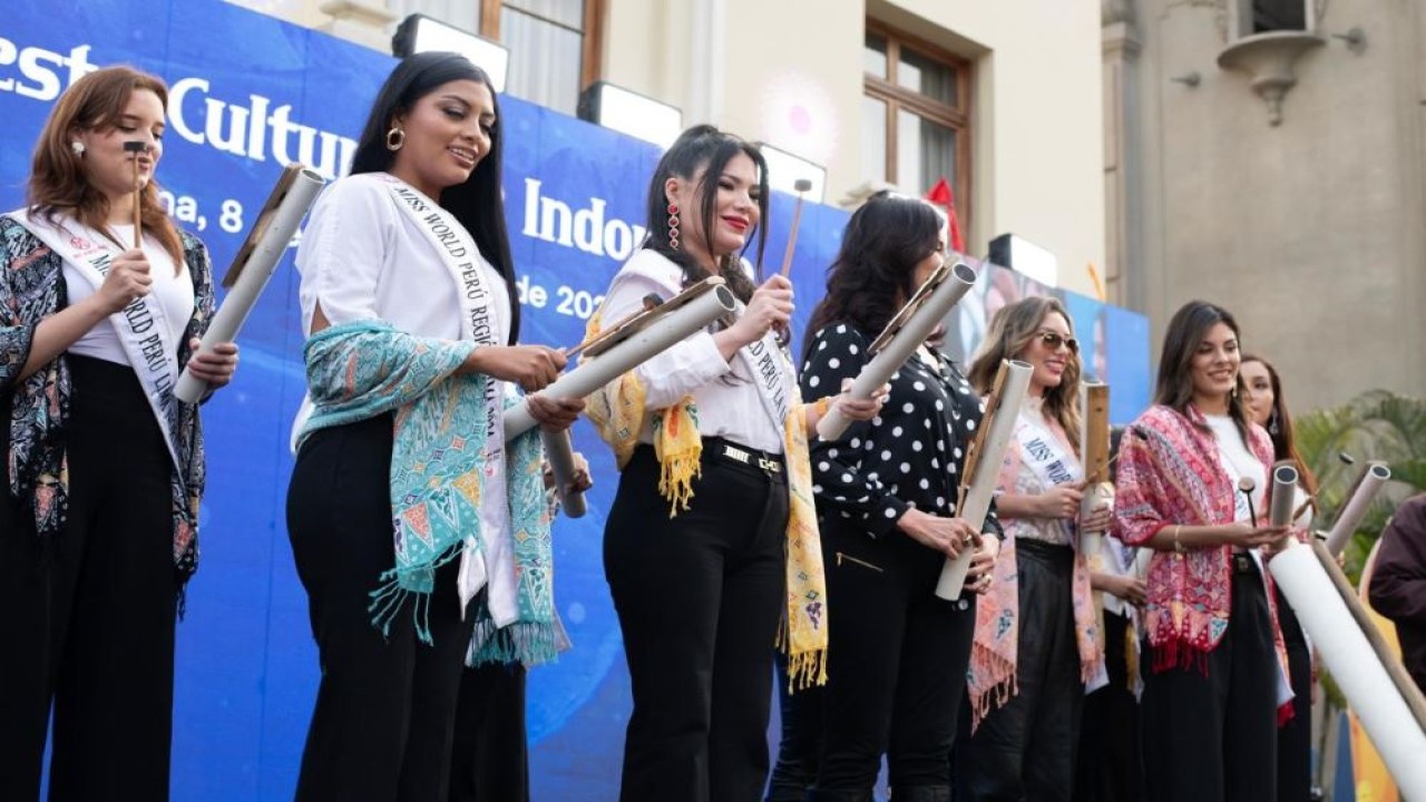 Pertama kalinya finalis Miss World Peru 2024 memakai atribut batik.  (Foto: Kemenlu)