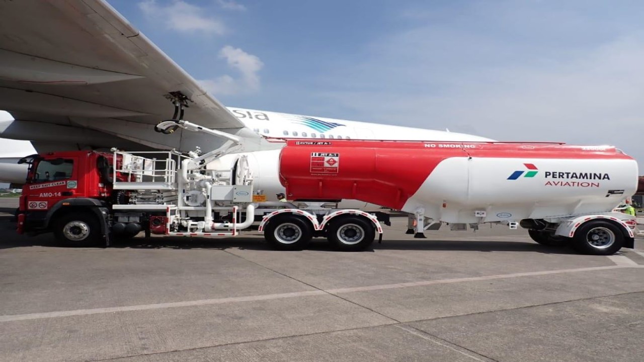 Pesawat Garuda Indonesia sedang melakukan pengisian bahan bakar avtur Pertamina di bandara/Foto: Istimewa