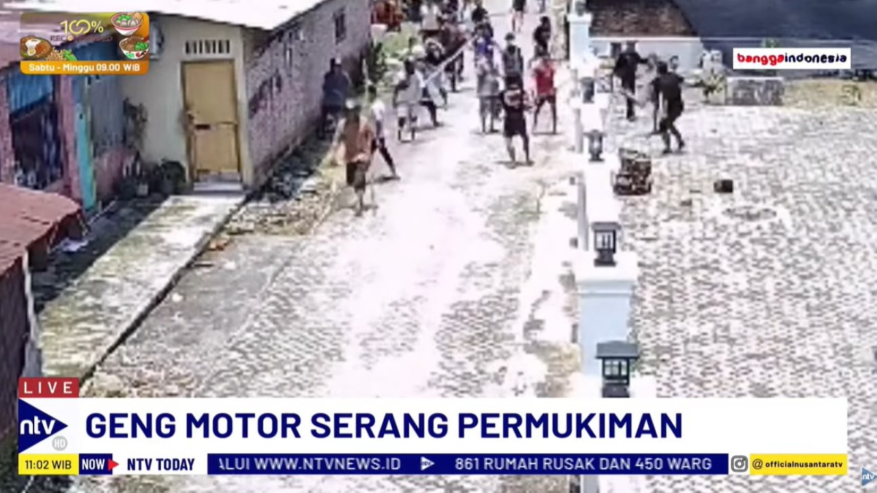 Massa diduga anggota geng motor tersebut menyerang permukiman warga menggunakan petasan dan melempari rumah dengan batu di Jalan Selambo Desa Amplas, Kecamatan Percut Sei Tuan, Deli Serdang, Sumatera Utara.