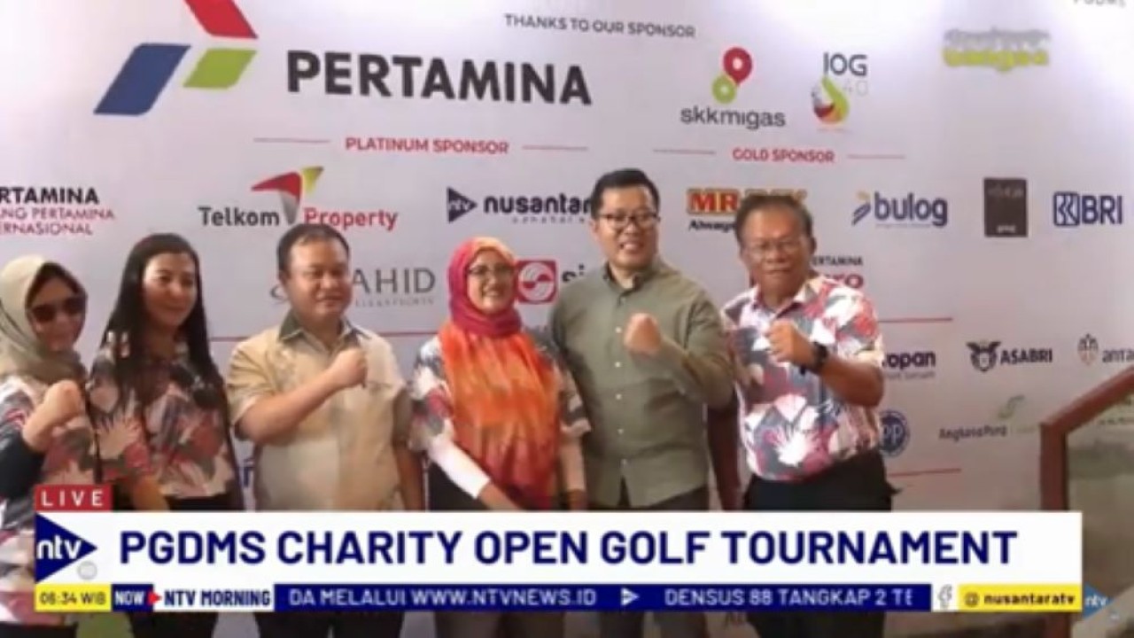 Direksi NusantaraTV Randy Tampubolon dan Dimpos Tampubolon bersama pengurus PGDMS dan perwakilan sponsor PGDMS Charity Open Golf Tournament/tangkapan layar NTV