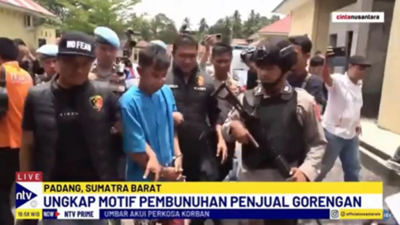 Indra Septiarman (IS) pelaku pembunuhan gadis NKS penjual gorengan di Padang digiring personel kepolisian