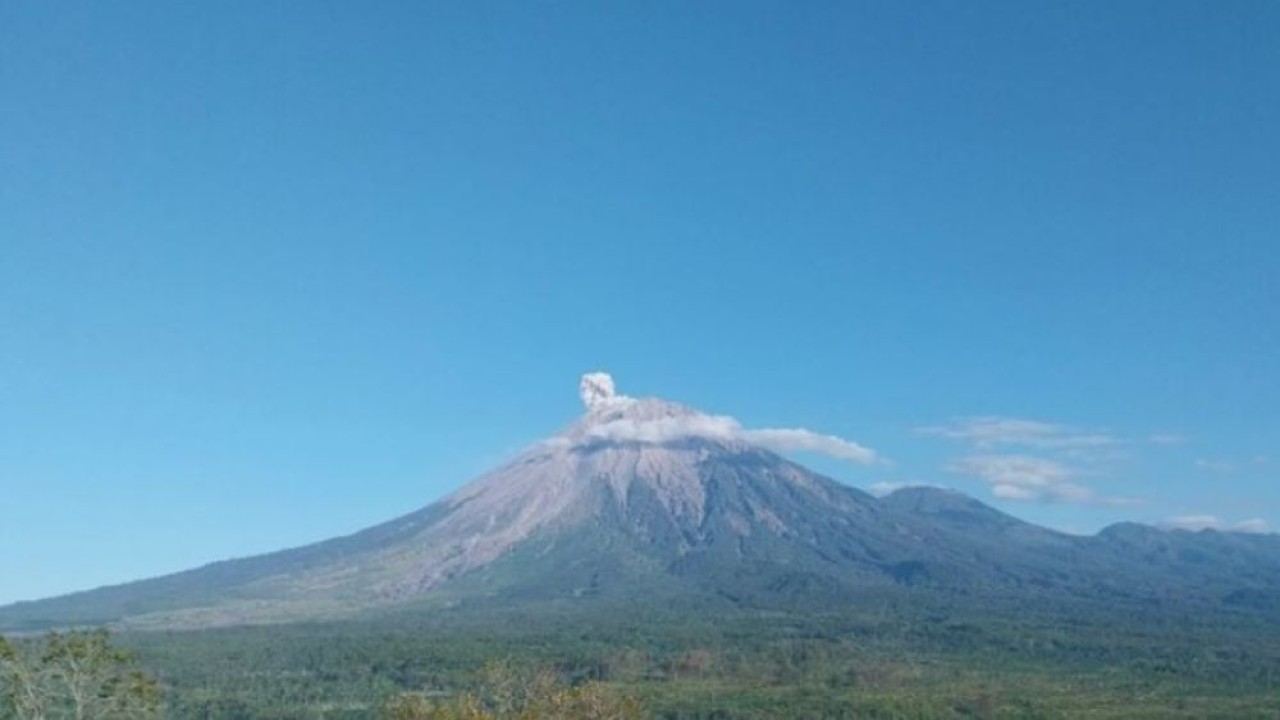 Gunung Semeru erupsi dengan letusan setinggi 700 meter di atas puncak pada Sabtu (14/9/2024). (Foto: ANTARA/HO-PVMBG)