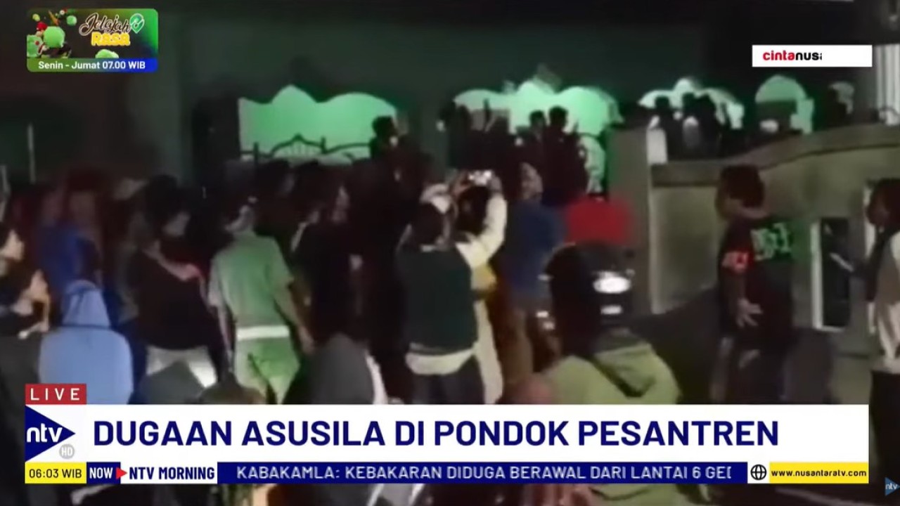 Ratusan warga menggeruduk salah satu pondok pesantren di Kabupaten Bekasi, Jawa Barat, karena diduga adanya tindak asusila yang dilakukan oknum guru ngaji kepada sejumlah santriwati.