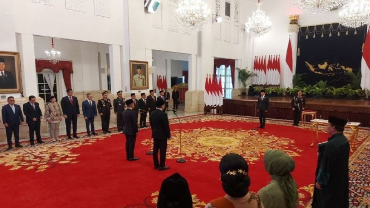 Presiden Joko Widodo saat melantik Saifullah Yusuf sebagai Menteri Sosial (Mensos) dan Irjen Pol. Eddy Hartono sebagai Kepala BNPT di Istana Negara Jakarta, Rabu (11/9/2024). (Foto: ANTARA/Andi Firdaus)