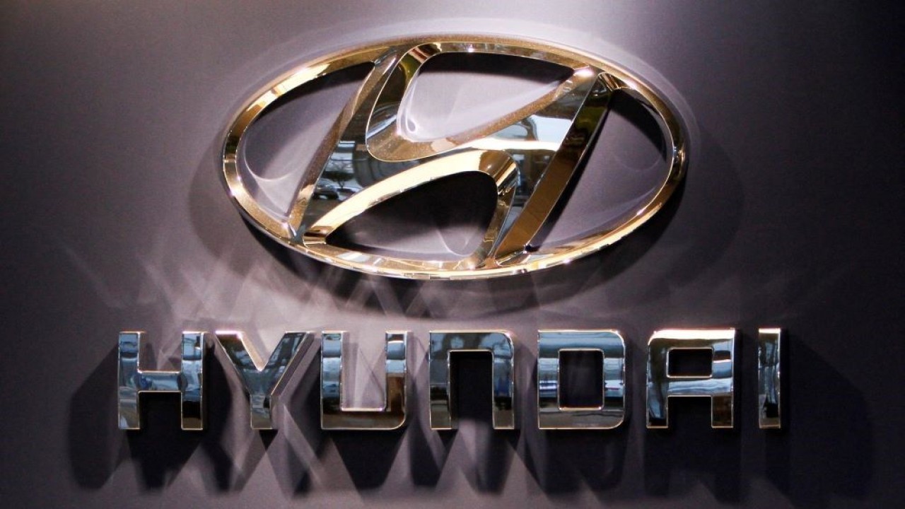 Logo Hyundai terlihat di ruang pamer di Budapest, 26 Januari 2012. (Foto: Dok/Bernadett Shabo/Reuters)