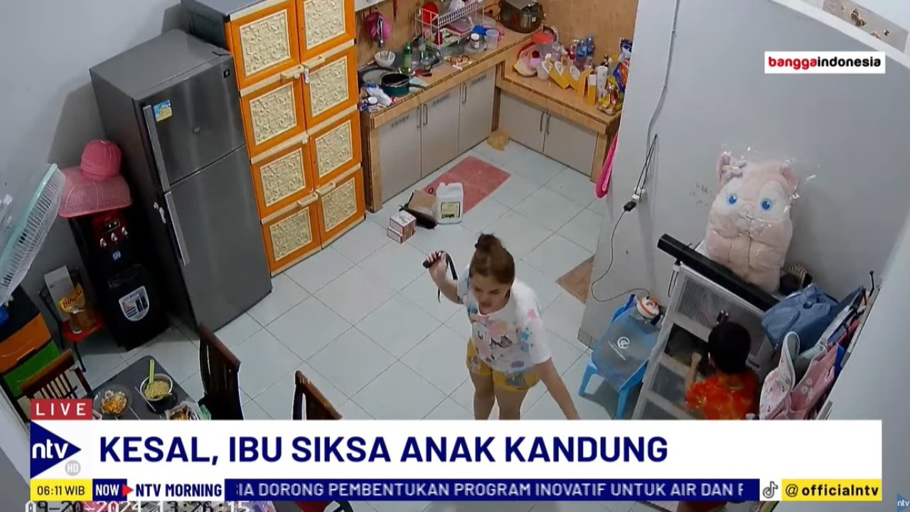 Siswi sekolah dasar yang masih berusia 7 tahun dianiaya ibu kandungnya berinisial DT, di Medan Sunggal, Kota Medan, Sumatera Utara, terekam CCTV.