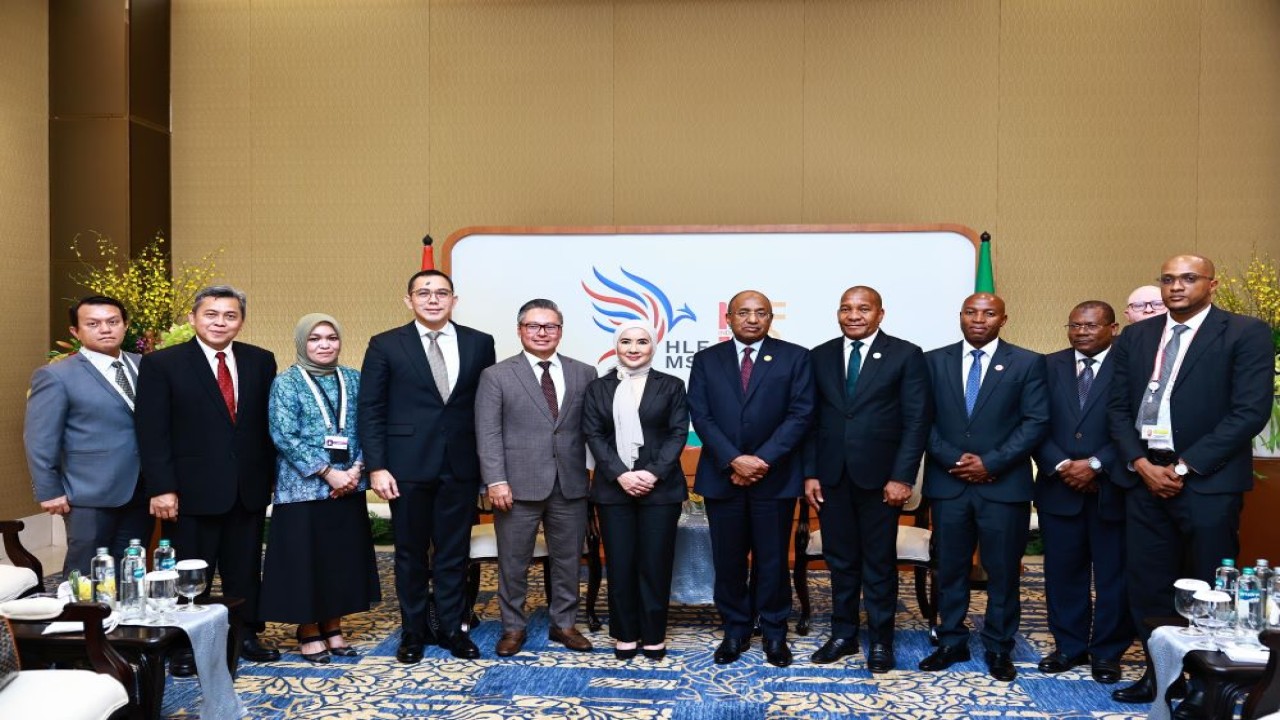 Direktur Utama Pertamina, Nicke Widyawati beserta jajaran berfoto bersama dengan para delegasi negara Afrika di Indonesia-Afrika Forum 2024/Foto: Istimewa