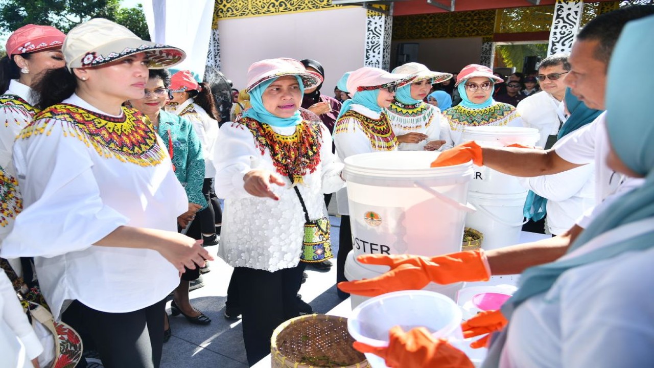 Ibu Negara Iriana Jokowi bersama Wury Ma’ruf Amin dan Ibu-Ibu Organisasi Aksi Solidaritas Era Kabinet Indonesia Maju (OASE) mengunjungi Pelatihan Pengolahan Sampah Rumah Tangga Menjadi Kompos dan Eco Enzyme di Kantor Kepala Desa Tengin Baru, Sepaku, Kabupaten Penajam Paser Utara/Foto: Istimewa