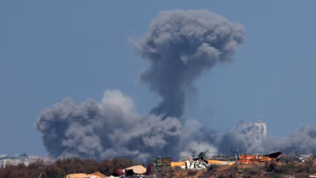 Asap mengepul dari ledakan di Gaza, di tengah konflik Israel-Hamas, dekat perbatasan Israel-Gaza, seperti yang terlihat dari Israel, 9 September 2024. (Foto: Dok/Florion Goga/Reuters)