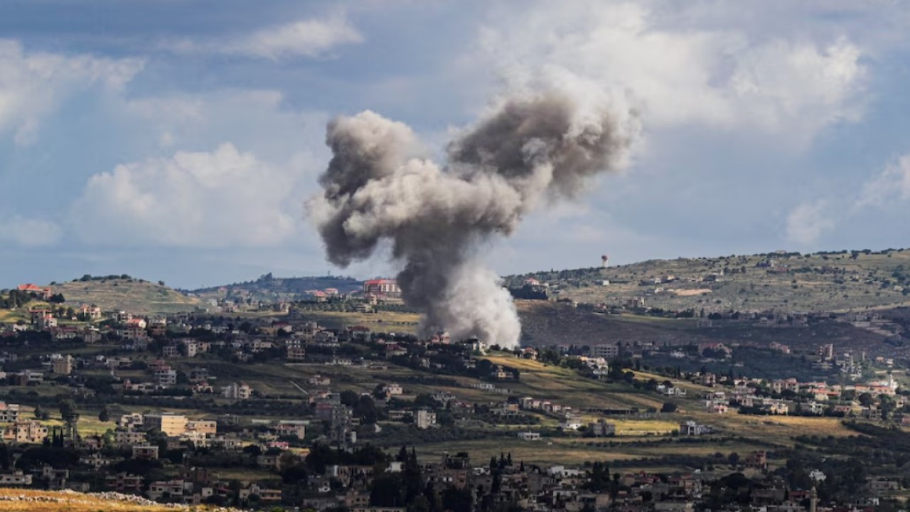 Asap mengepul di atas Lebanon, menyusul serangan Israel, di tengah permusuhan lintas batas yang sedang berlangsung antara Hizbullah dan pasukan Israel, seperti yang terlihat dari perbatasan Israel dengan Lebanon di Israel utara, 5 Mei 2024. (Foto: Dok/Ayal Margolin/Reuters)