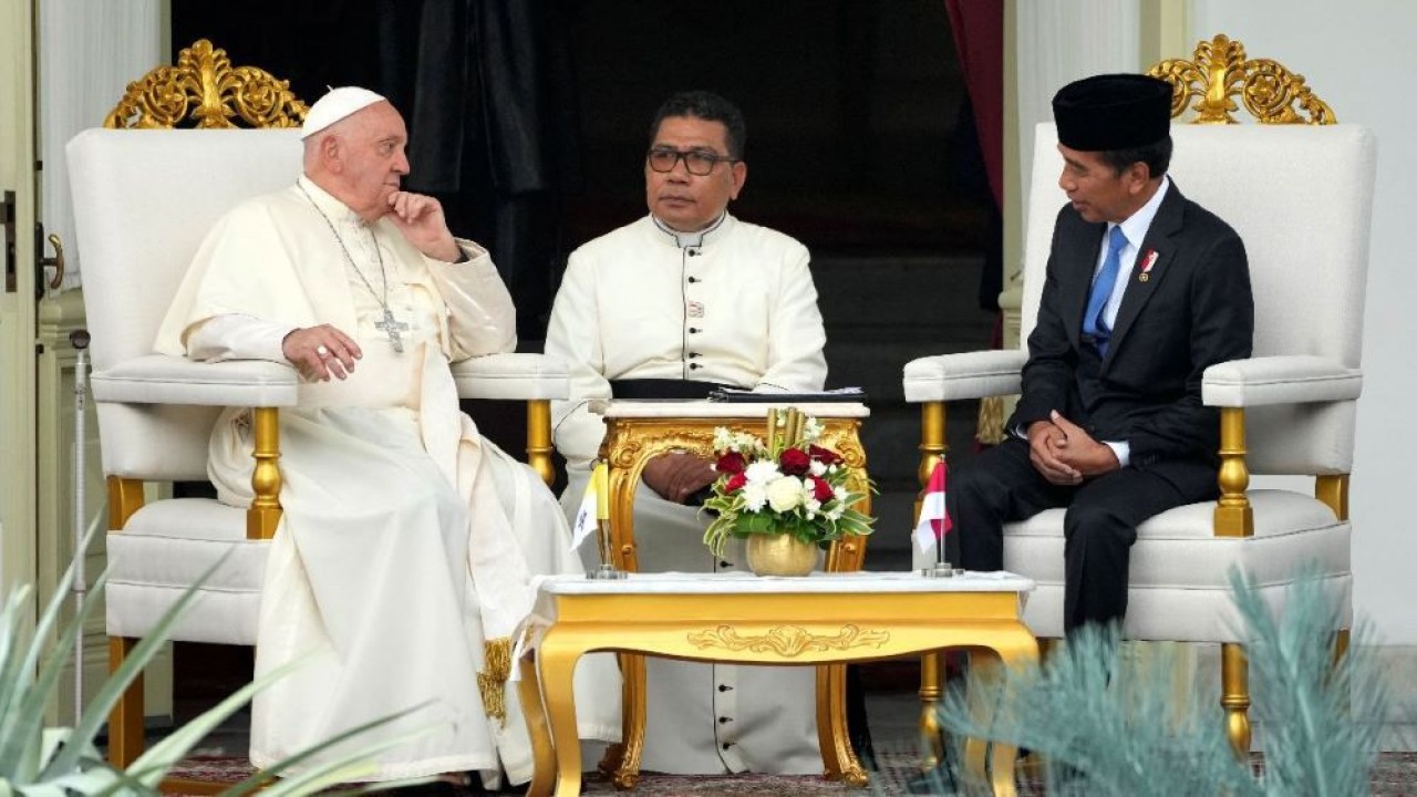 Paus Fransiskus berdialog dengan Presiden Joko Widodo (Jokowi)/ist