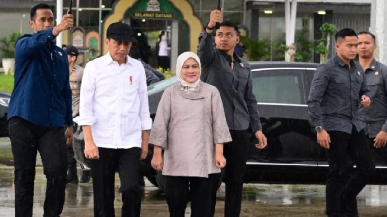 Presiden Jokowi dan Ibu Negara Iriana Joko Widodo saat akan bertolak menuju Aceh dari Samarinda, Kalimantan Timur, Senin (9/9/2024). (Foto: ANTARA/HO-Biro Pers Sekretariat Presiden)