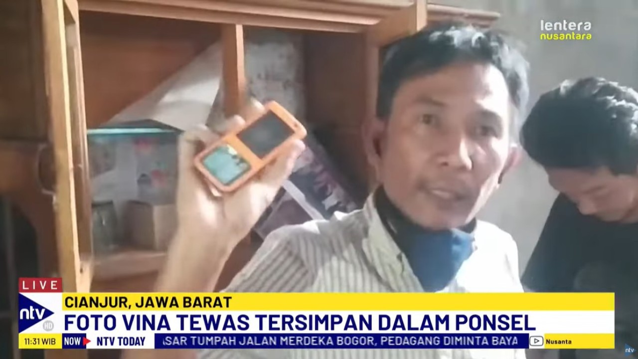 Titin Prialianti mendatangi rumah Nazrudin di Cianjur, Jawa Barat, yang mengaku memiliki sejumlah foto setelah Vina dan Eky tewas tersimpan di dalamnya.