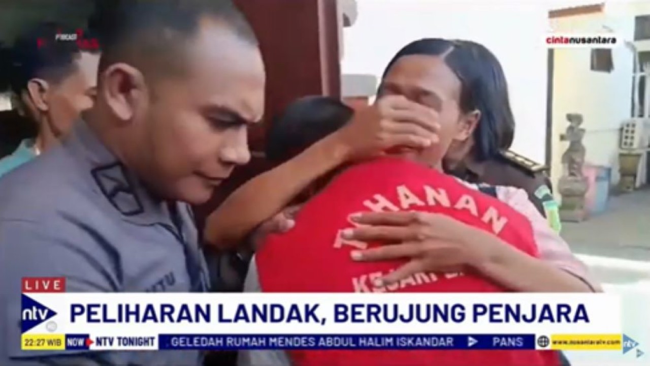 I Nyoman Sukena menangis histeris usai divonis 5 tahun penjara karena memelihara landak Jawa