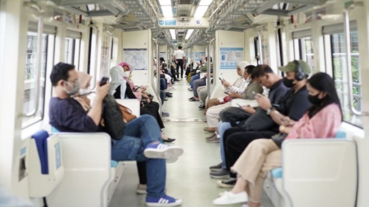 Penumpang di dalam LRT Jabodebek. (Foto: ANTARA/HO - LRT Jabodebek)