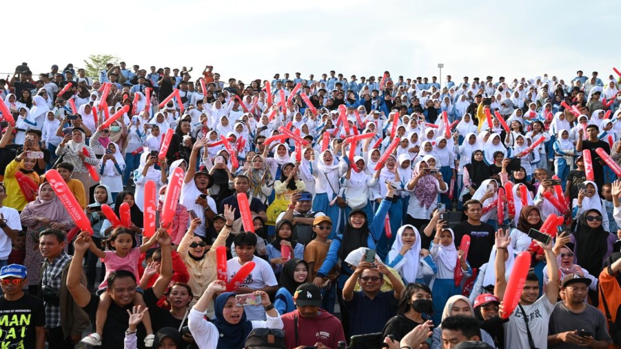 Sejumlah warga ramai memadati Teras Udayana, Lombok, menyambut rombongan pembalap MotoGP yang melakukan Pertamina Grand Prix of Indonesia Riders Parade pada Rabu (25/9/2024)/Foto: Istimewa