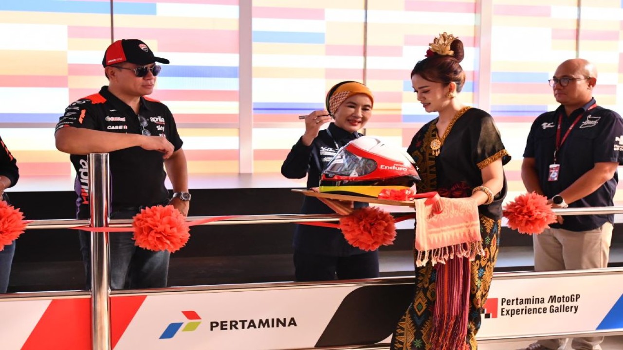 Direktur Utama Pertamina Nicke Widyawati menandatangani helm saat peresmian Pertamina MotoGP Experience Gallery saat acara Pertamina Grand Prix Of Indonesia 2024 di Pertamina Mandalika International Circuit, Lombok Tengah, Nusa Tenggara Barat pada Sabtu (28/9/2024)/Foto: Istimewa