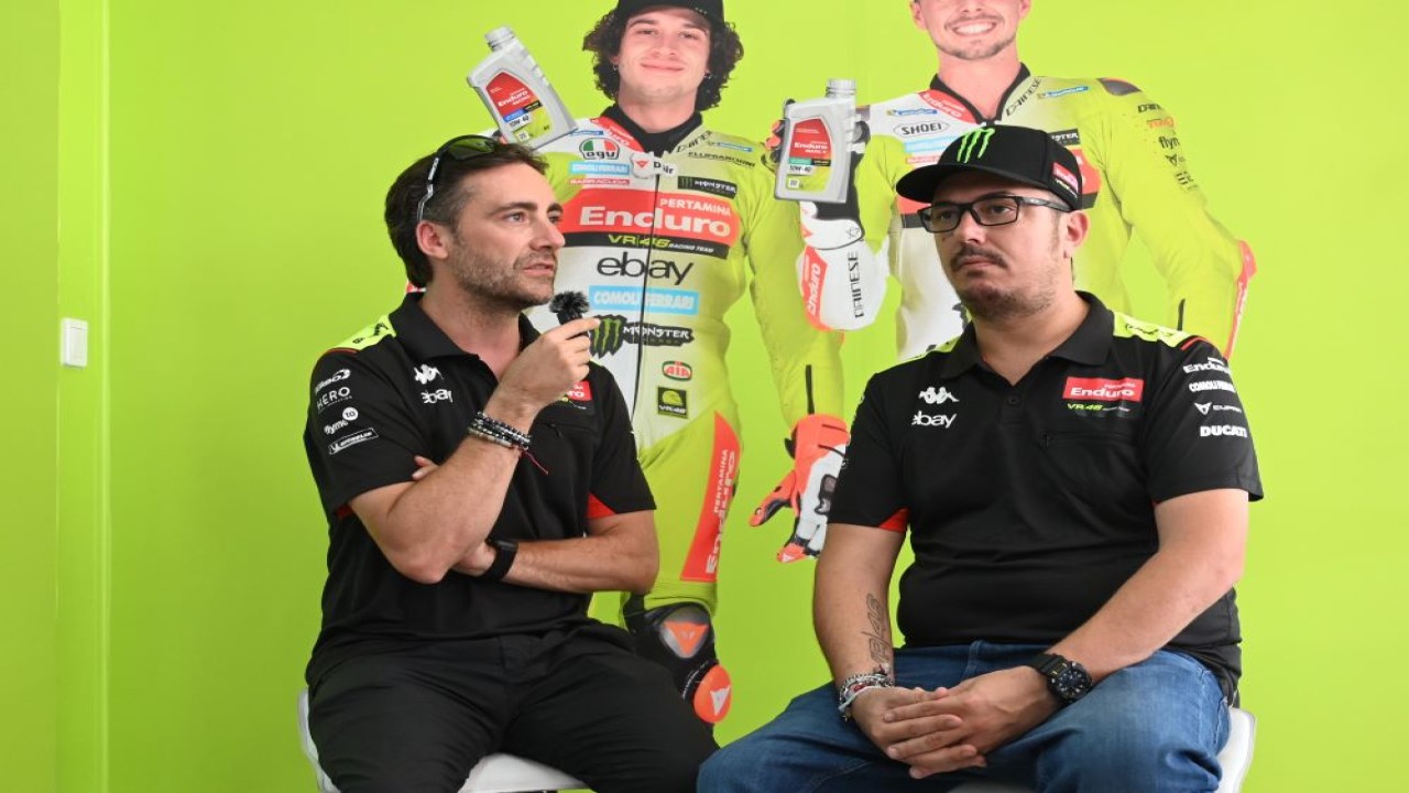 Team Director Pertamina Enduro VR46 Racing Team Alessio Salucci bersama Team Manager Pertamina Enduro VR46 Racing Team Pablo Nieto saat diwawancarai oleh Tim Energia jelang race MotoGP Pertamina Grand Prix of Indonesia 2024 di Pertamina Mandalika International Circuit, Kuta, Lombok Tengah, Nusa Tenggara Barat pada Jumat (27/9/2024)/Foto: Istimewa