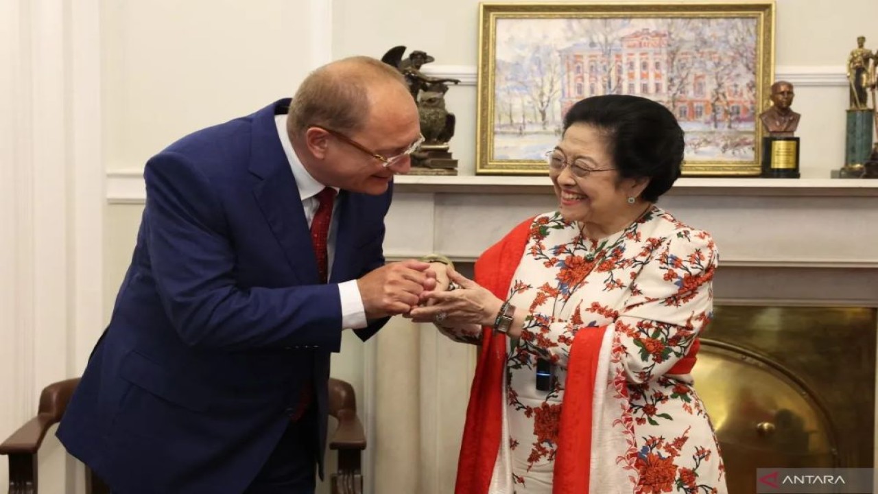 Presiden Kelima RI Megawati Soekarnoputri bersama Rektor St.Petersburg University (SPBU) Nikolay Kropachev di Rusia, Senin (16/9/2024). (ANTARA/HO-PDIP)