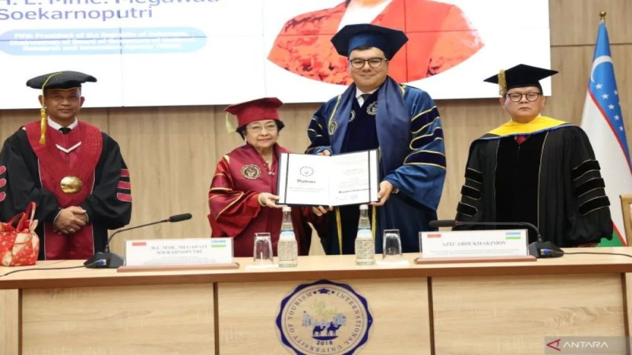 Presiden Kelima RI Megawati Soekarnoputri mendapatkan gelar profesor kehormatan dari Silk Road International University of Tourism and Cultural Heritage (IUTCH) di Samarkand, Uzbekistan, Sabtu (21/9/2024). ANTARA/Monang Sinaga