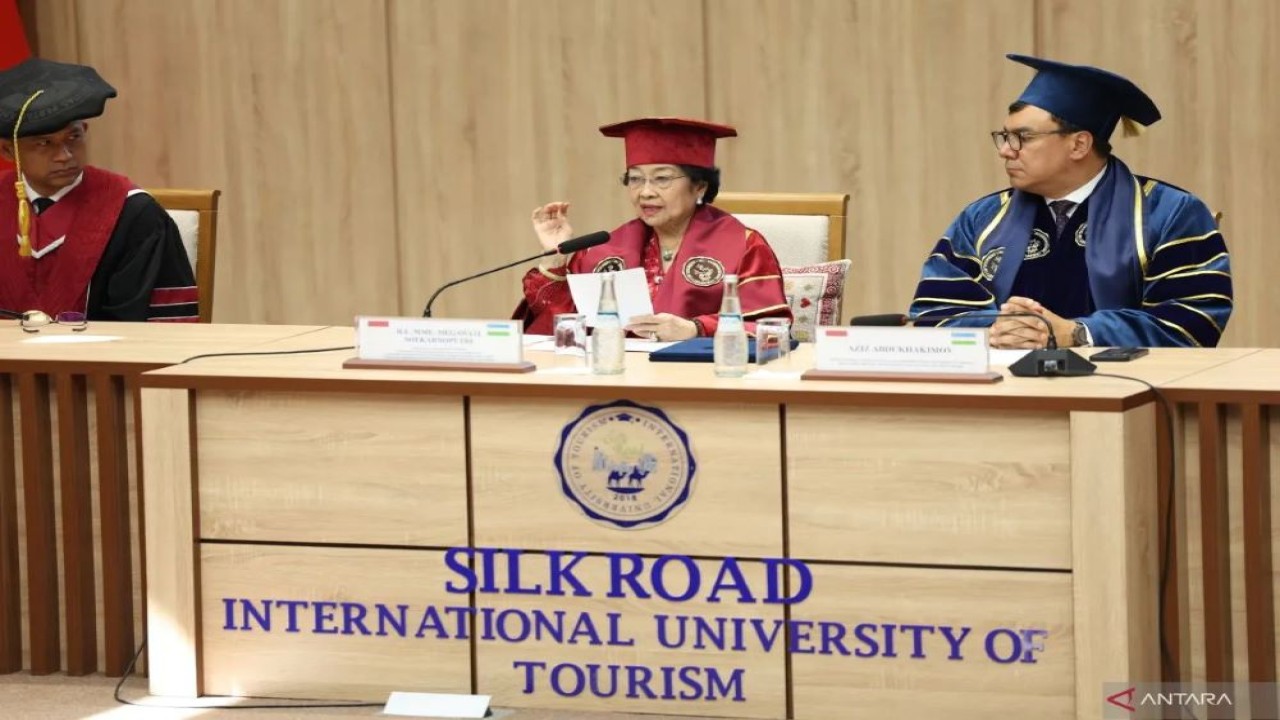 Presiden Kelima RI Megawati Soekarnoputri saat berorasi di Silk Road International University of Tourism and Cultural Heritage (IUTCH), Samarkand, Uzbekistan, Sabtu (21/9/2024). ANTARA/Monang Sinaga