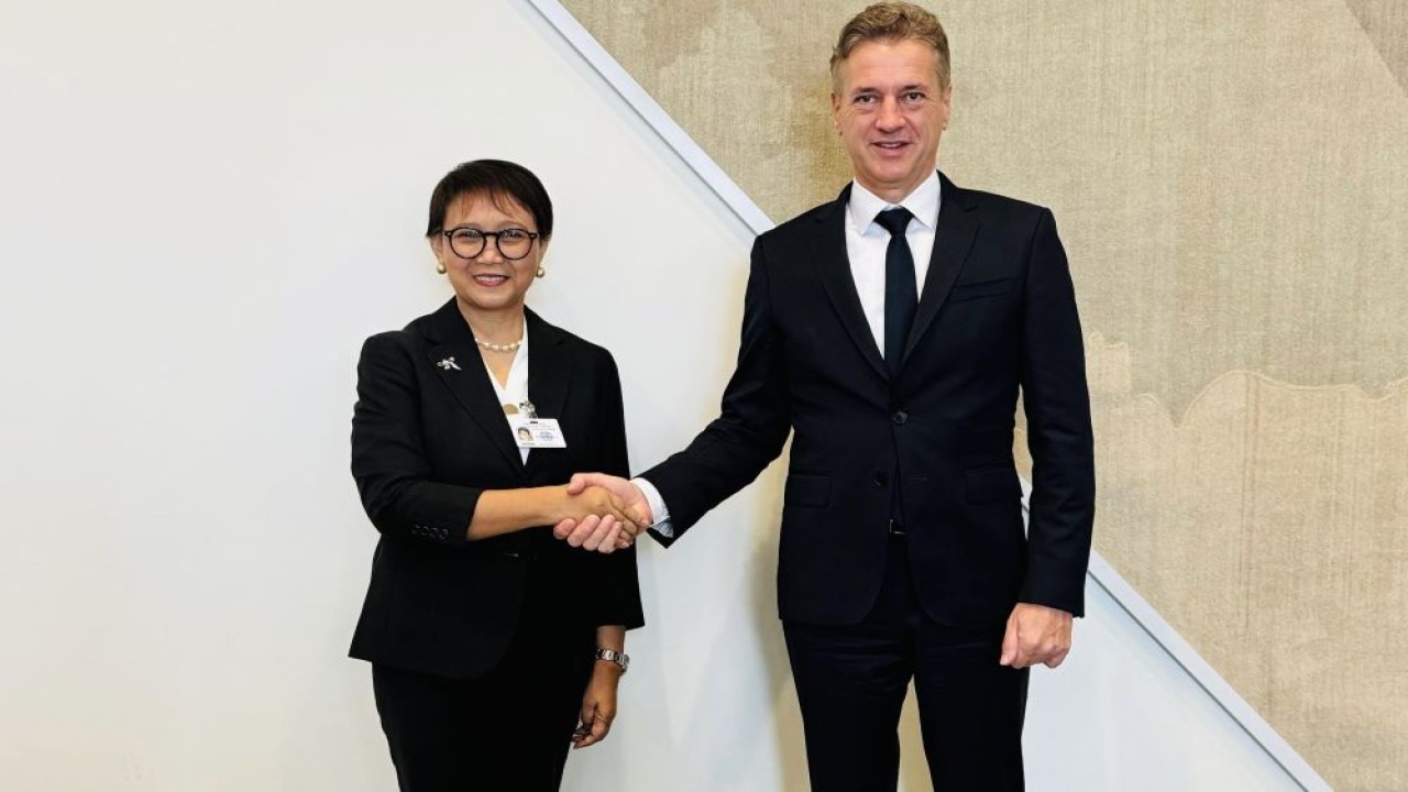 Pertemuan Menlu Retno Marsudi dengan PM Slovenia, Dr. Robert Golob berlangsung disela-sela Sidang Majelis Umum PBB ke-79 di New York, Amerika Serikat, pada Jumat (27/9/2024). (Foto: Dok/Humas Kemenlu)