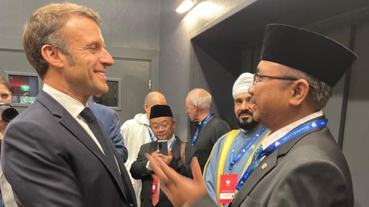 Menteri Agama (Menag) Yaqut Cholil Qoumas bertemu dengan Presiden Prancis Emmanuel Macron di Paris. (Foto: Humas Kemenag)