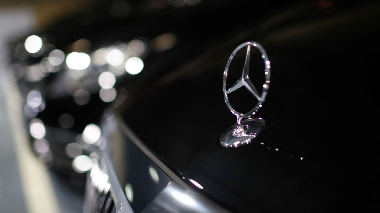 Logo Mercedes-Benz terlihat pada mobil tersebut di kantor pusat Chabe, Chauffeured Cars Services, di Nanterre dekat Paris, Prancis, 2 Juli 2020. (Foto: Dok/Gonzalo Fuentes/Reuters)