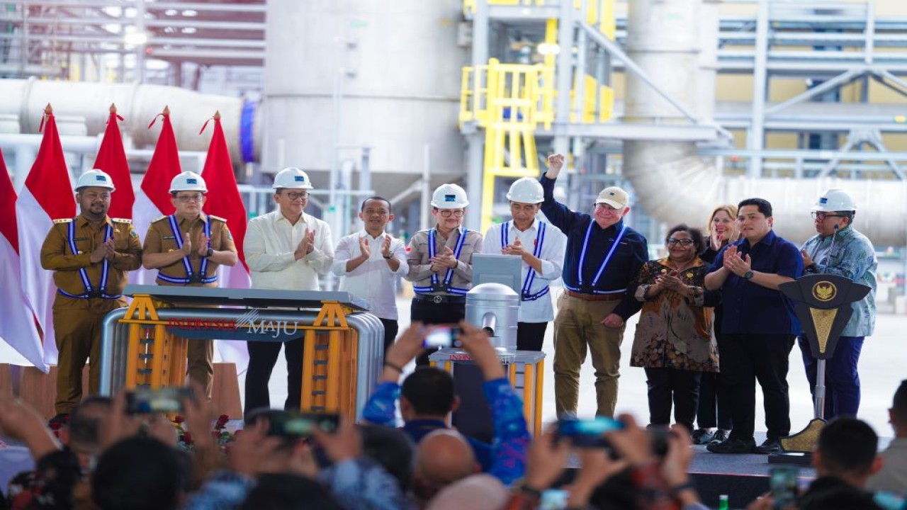 Presiden Joko Widodo didampingi Menteri BUMN Erick Thohir, Menteri ESDM Bahlil Lahadalia, dan Menteri Investasi Rosan Roeslani meresmikan produksi Smelter PT Freeport Indonesia di Kawasan Ekonomi Khusus JIIPE, Gresik, Jawa Timur, pada Senin 23 September 2024 yang turut dihadiri Direktur Utama MIND ID Hendi Prio Santoso dan Presiden Direktur PT Freeport Indonesia Tony Wenas/Foto: Istimewa