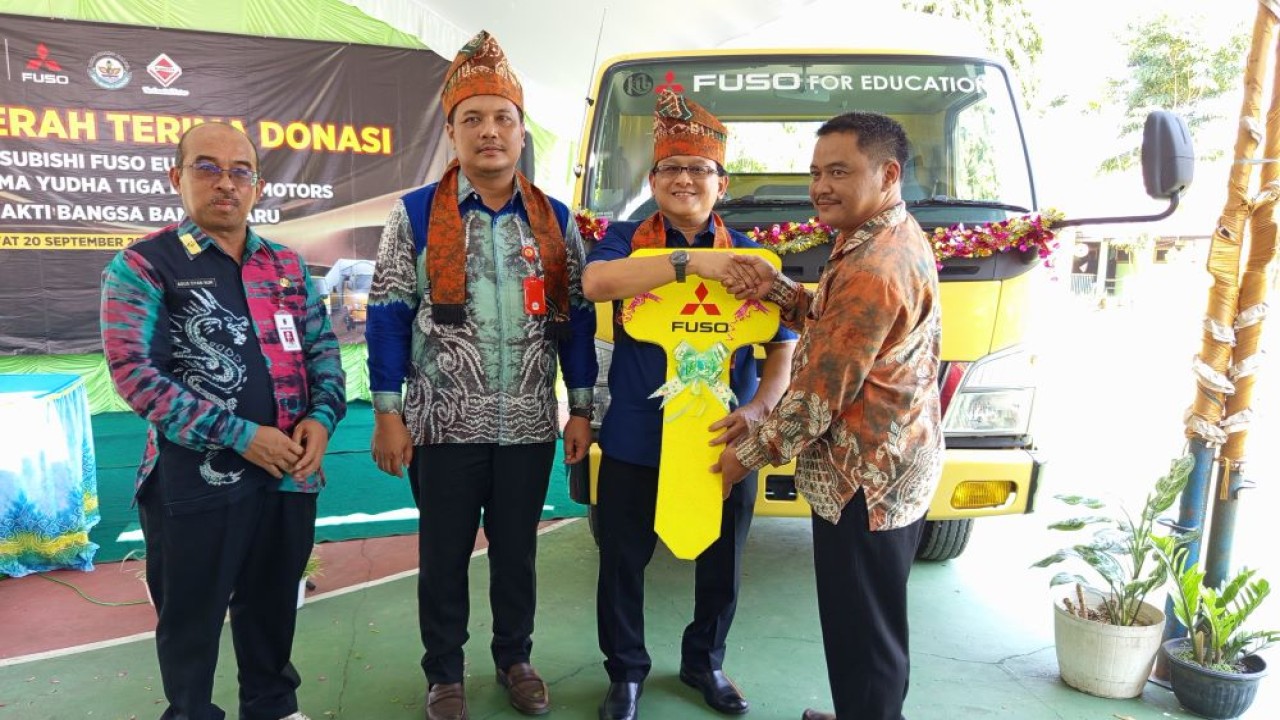 Prasetio Hartono, Director of Administration & HR Division PT KTB secara simbolis menyerahkan donasi Mitsubishi Fuso Canter Euro 4 kepada Mahyudin Budhi Saputra selaku Kepala SMK Bhakti Bangsa Banjarbaru. (Foto: Istimewa)