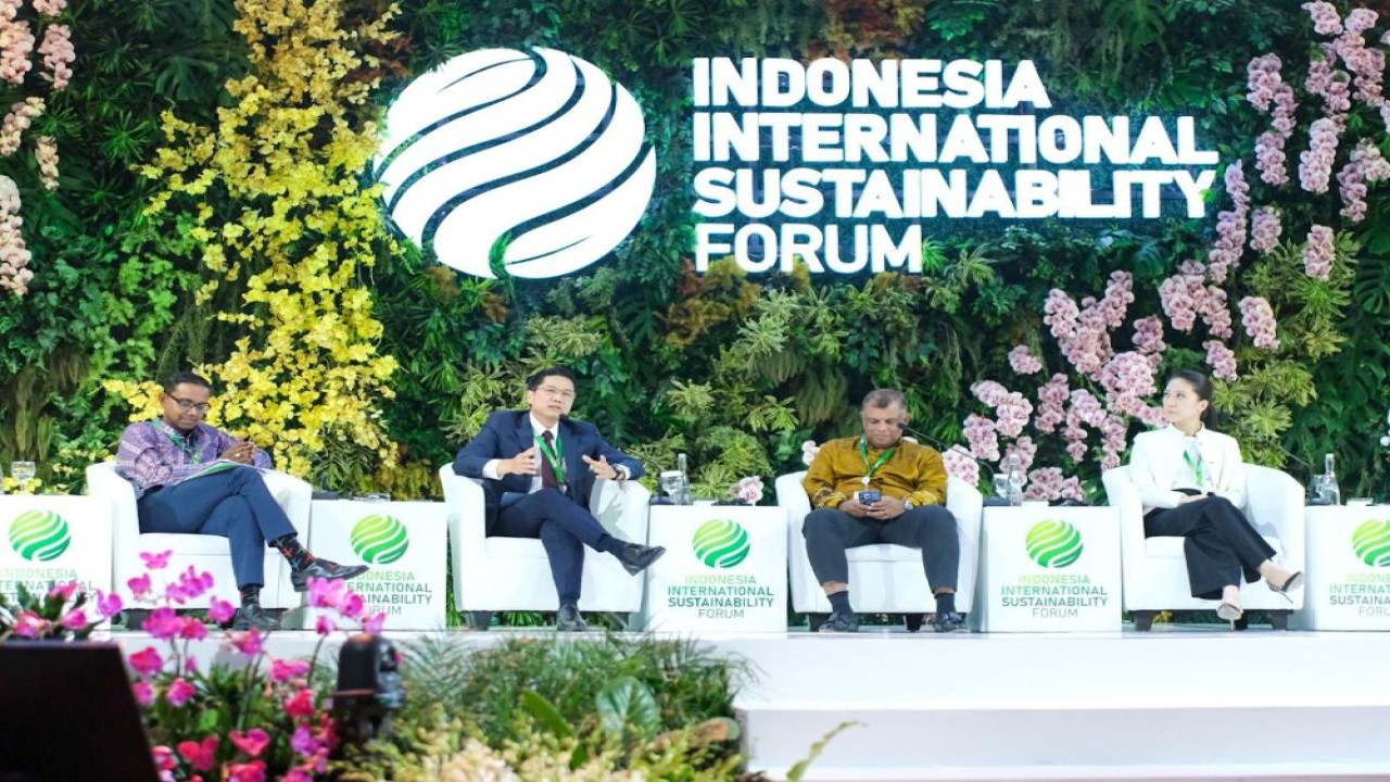 Direktur Astra Henry Tanoto (kedua kiri) menjadi salah satu pembicara dalam sesi talkshow dengan tema Driving the Future of Emission-Free Transport pada Indonesia International Sustainability Forum (ISF) 2024 yang diselenggarakan di Jakarta Convention Center, Jakarta hari ini (5/9)/Foto: Istimewa