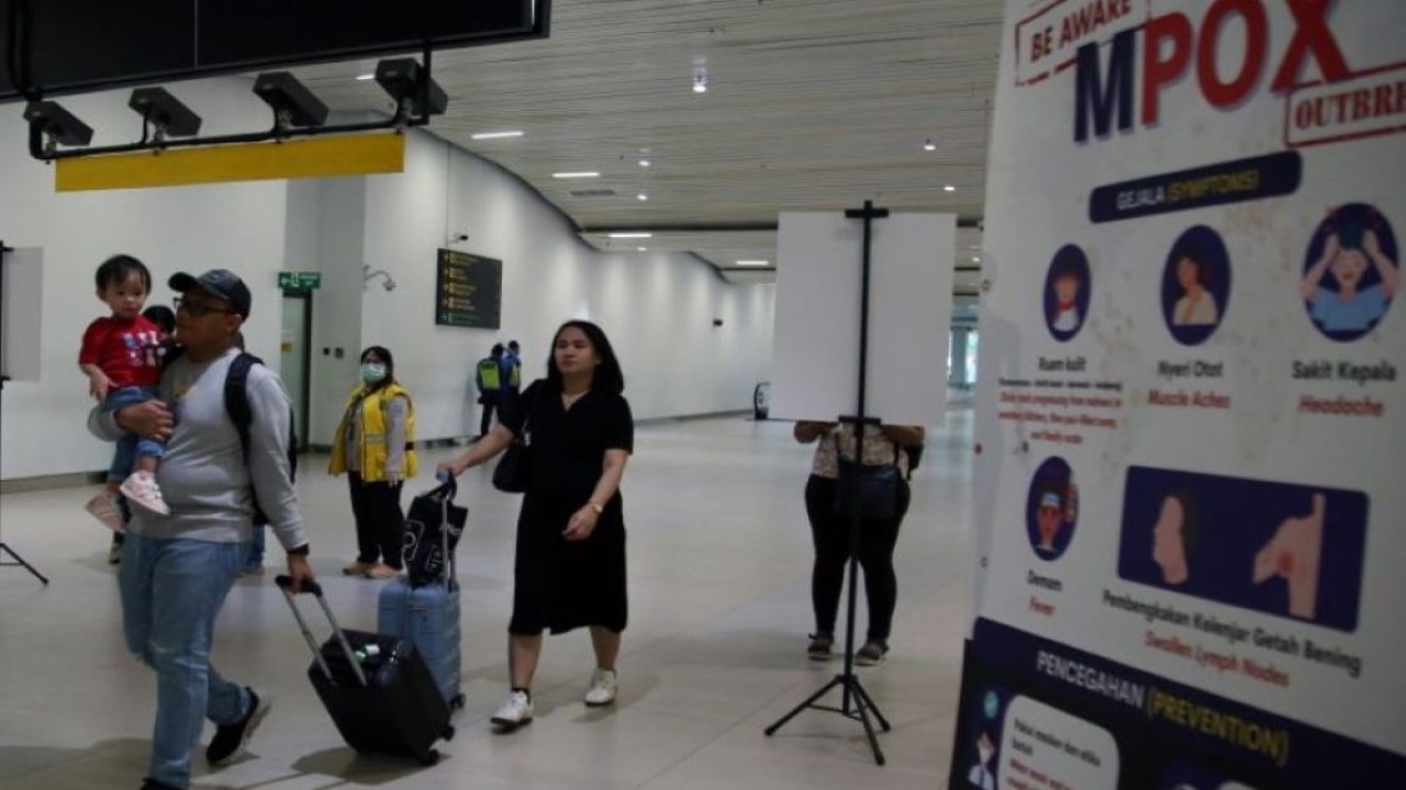 Penumpang dari luar negeri melintas di area pemindai suhu tubuh milik Balai Besar Kekarantinaan Kesehatan (BBKK) Soekarno-Hatta setibanya di Terminal 3 Internasional Bandara Soekarno Hatta, Tangerang, Banten, Senin (2/9/2024). (Foto: ANTARA FOTO/Muhammad Iqbal/Spt)