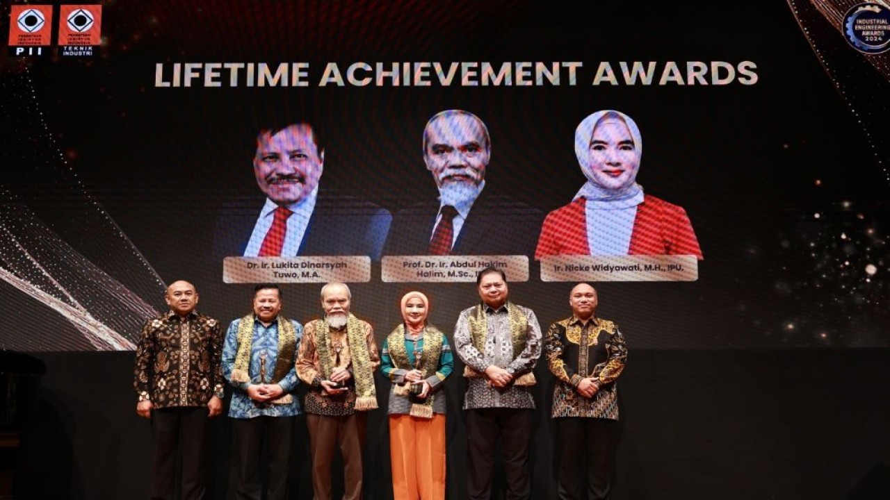 Direktur Utama PT Pertamina (Persero), Nicke Widyawati meraih penghargaan Lifetime Achievement Awards Kategori Industri dalam acara Industrial Engineering awards 2024, di Soehana Hall, The Energy Building, SCBD, Jakarta, Jumat (27/9/24). (Foto: Dok/Humas Pertamina)