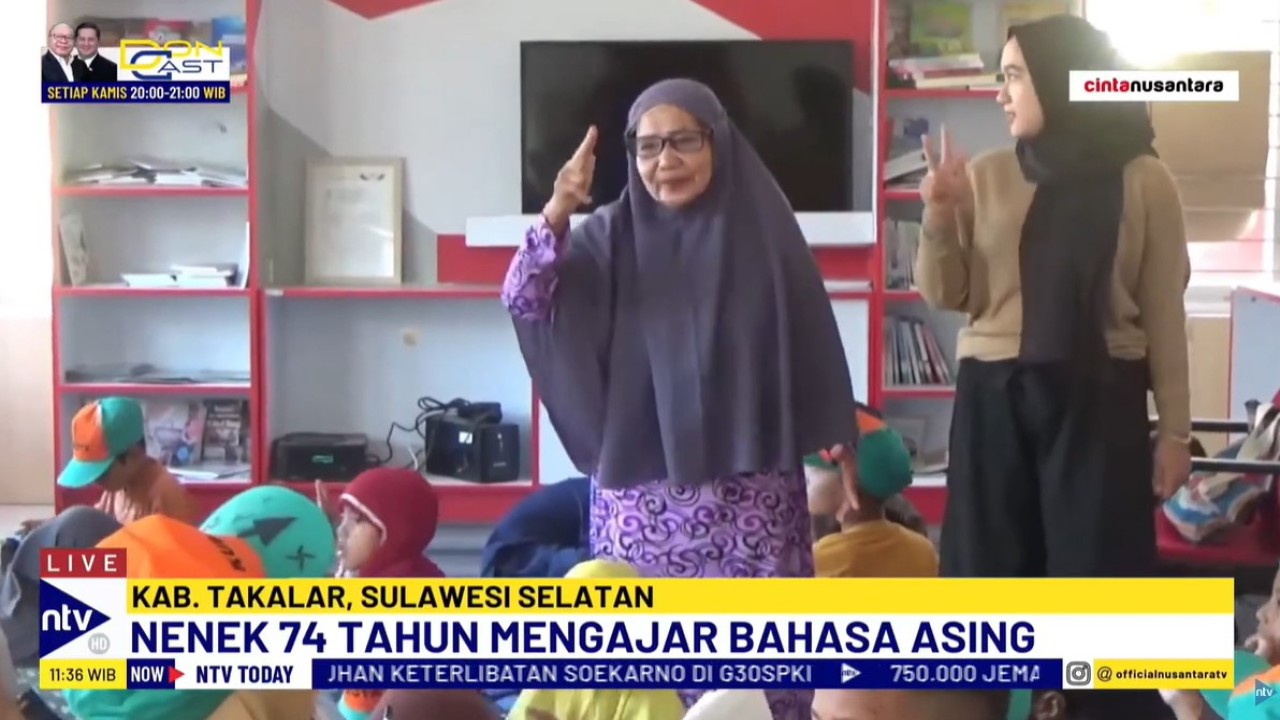 Seorang nenek berusia 74 tahun, Nuraeni, meluangkan waktu di masa tuanya untuk mengajar bahasa asing kepada puluhan anak-anak SD setiap harinya.