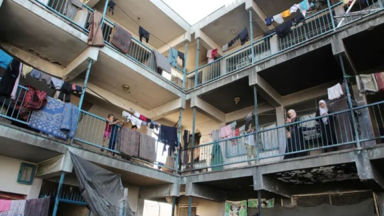 Warga Palestina yang mengungsi berlindung di sebuah sekolah, di tengah konflik Israel-Hamas, di Khan Younis di Jalur Gaza selatan, 4 September 2024. (Foto: Reuters)