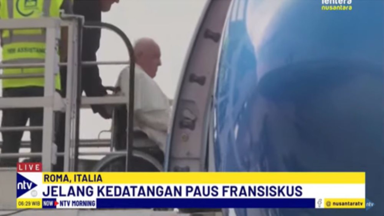 Paus Fransiskus memasuki pesawat yang akan membawanya menuju Indonesia