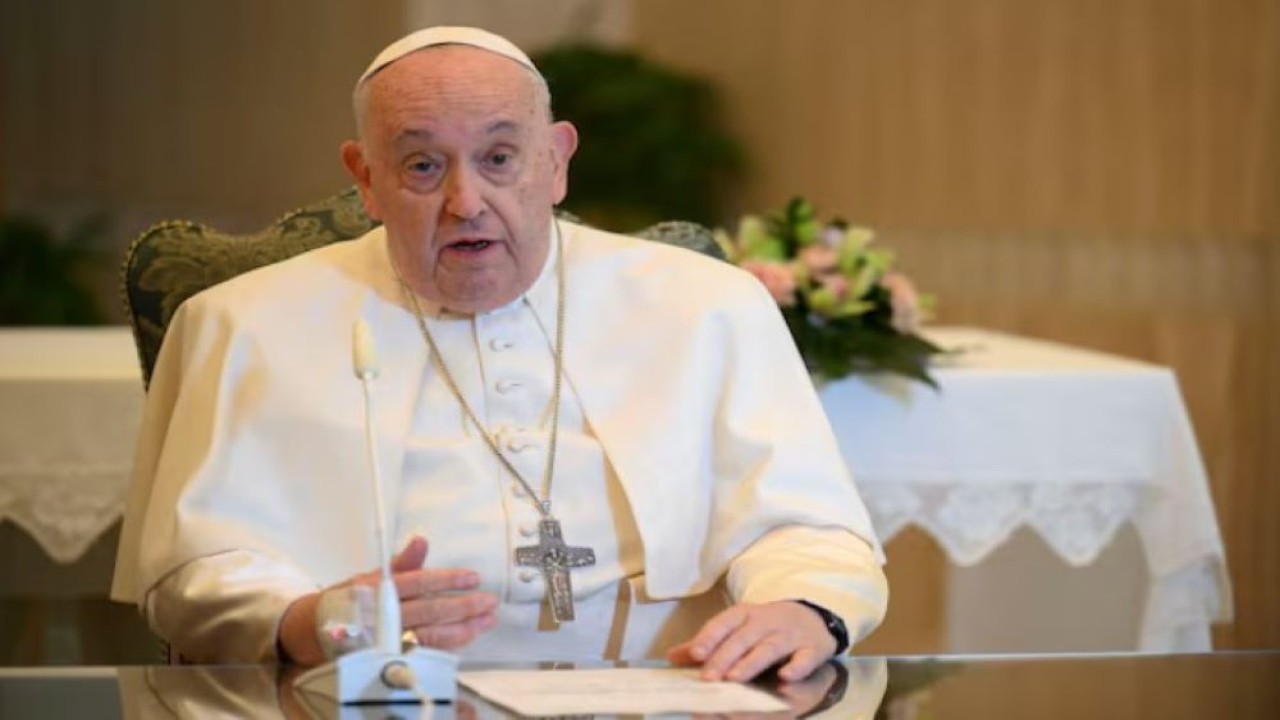 Paus Fransiskus memimpin doa Angelus dari kapel Santa Marta di Vatikan, 26 November 2023. (Foto: Dok/Reuters)