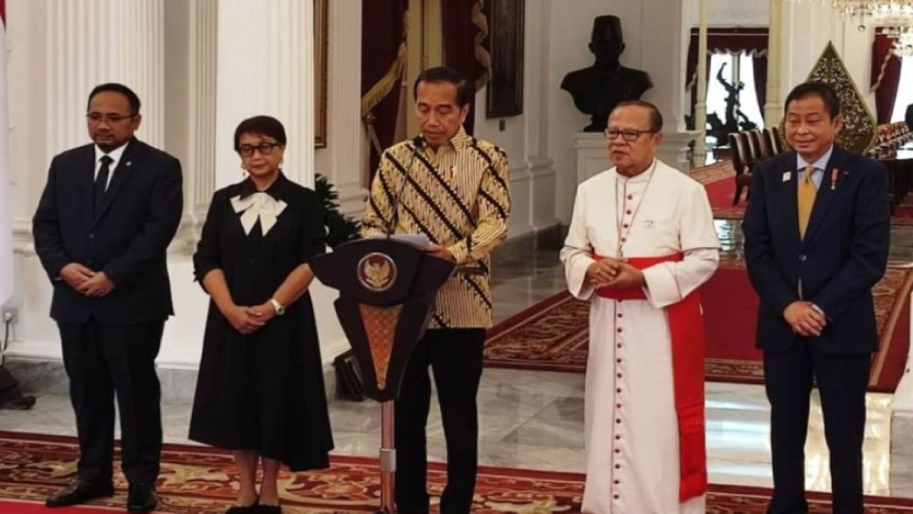 Presiden Jokowi memberikan keterangan pers usai rapat soal ketibaan Paus Fransiskus di Istana Merdeka Jakarta, Selasa (3/9/2024). (Foto: ANTARA/Mentari Dwi Gayati)