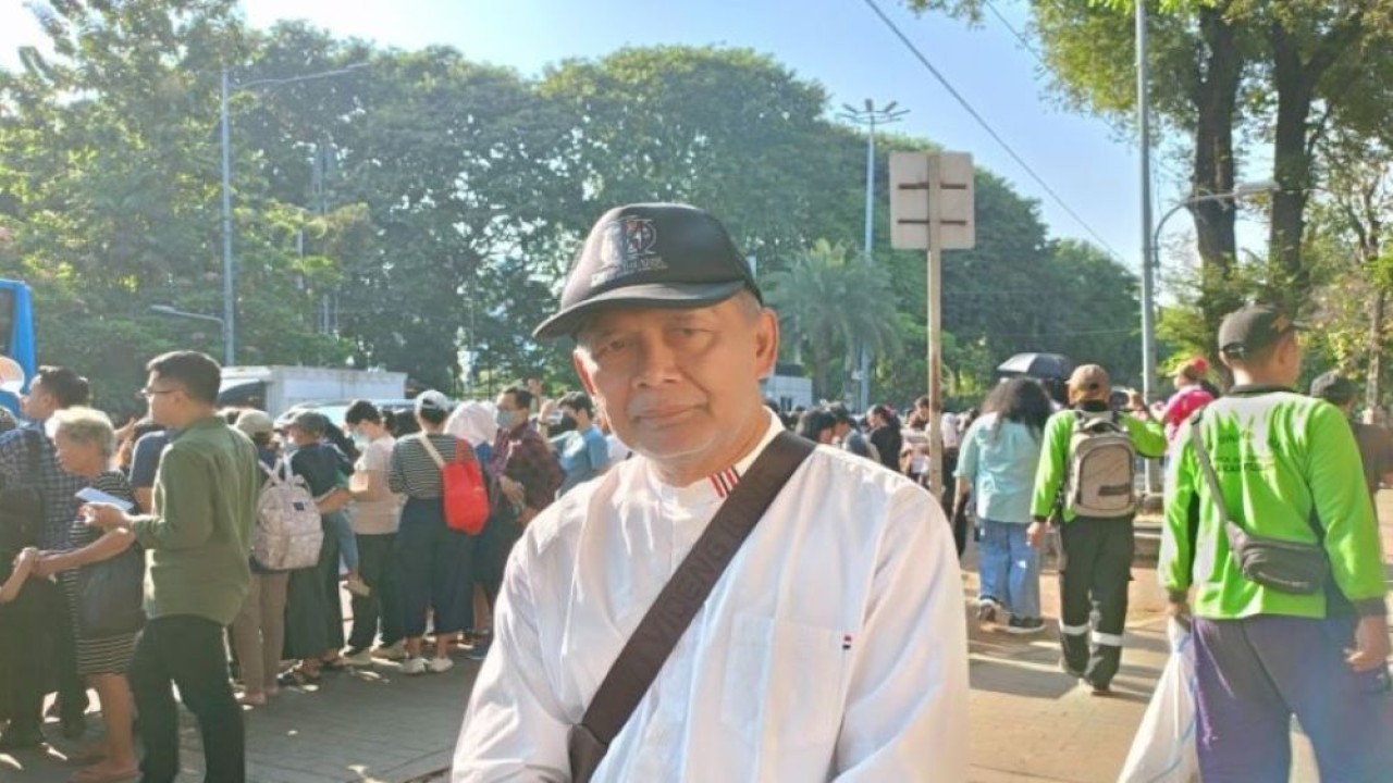 Hariyadi Giarso (66) rela datang dari Solo, Jawa Tengah, ke Masjid Istiqlal, Sawah Besar, Jakarta Pusat, Kamis (5/9/2024), hanya untuk melihat Paus Fransiskus. (Foto: ANTARA/Siti Nurhaliza)