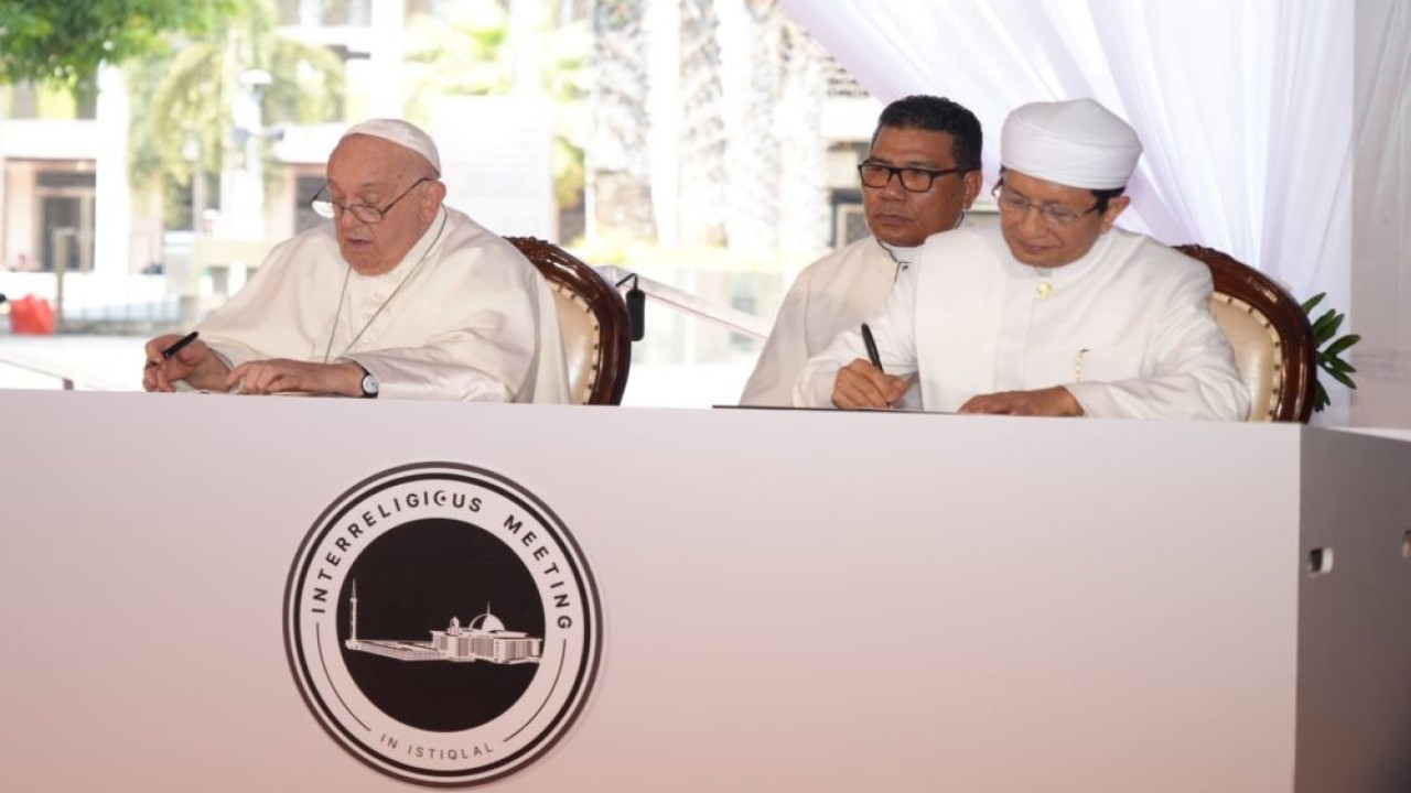 Pemimpin Gereja Katolik Dunia sekaligus Kepala Negara Vatikan Paus Fransiskus, bersama Imam Besar Masjid Istiqlal Nasaruddin Umar menandatangani Deklarasi Bersama Istiqlal, di Masjid Istiqlal, Jakarta, Kamis (5/9/2024). (Foto: Humas Masjid Istiqlal)