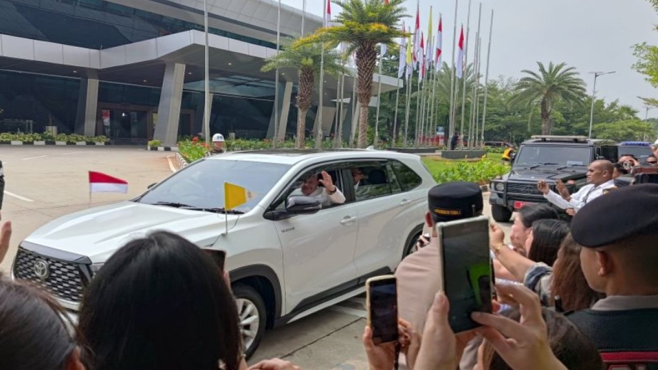 Pemimpin umat Katolik dunia Paus Fransiskus melambaikan tangan kepada umat Katolik saat tiba di Terminal VVIP Bandara Soekarno-Hatta saat hendak melakukan perjalanan menuju Papua Nugini. (Foto: ANTARA/Azmi Samsul Maarif)