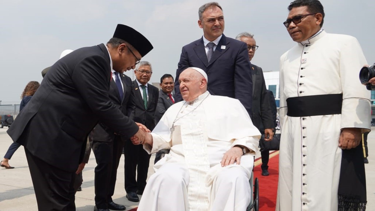 Menag Yaqut Cholil Qoumas mengantar keberangkatan Paus Fransiskus di Bandara Soekarno-Hatta, Tangerang, Banten. (Foto: Istimewa/Fadhlillah Hafizhan M/Kemenag)