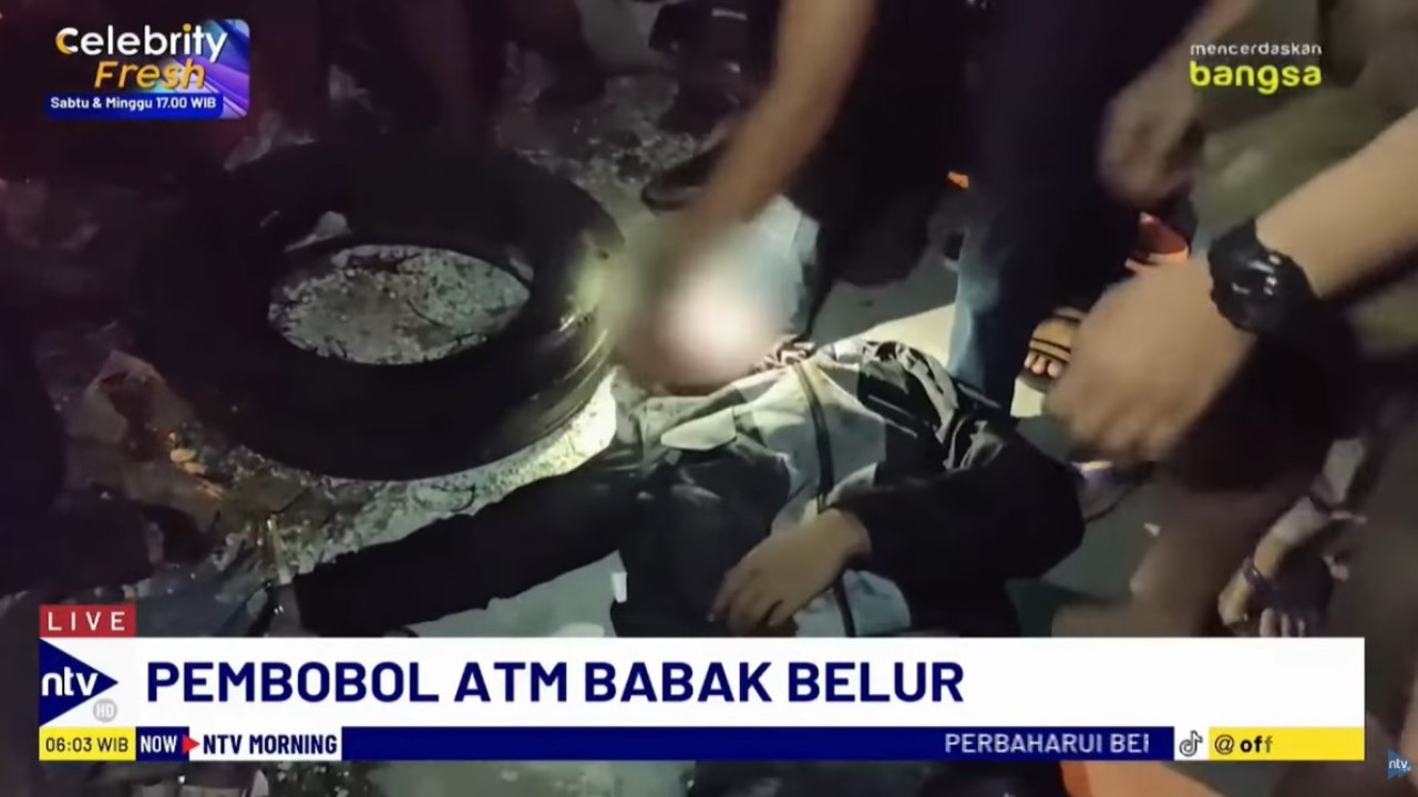 Pelaku pembblan ATM mengalami babak belur akibat diamuk massa.