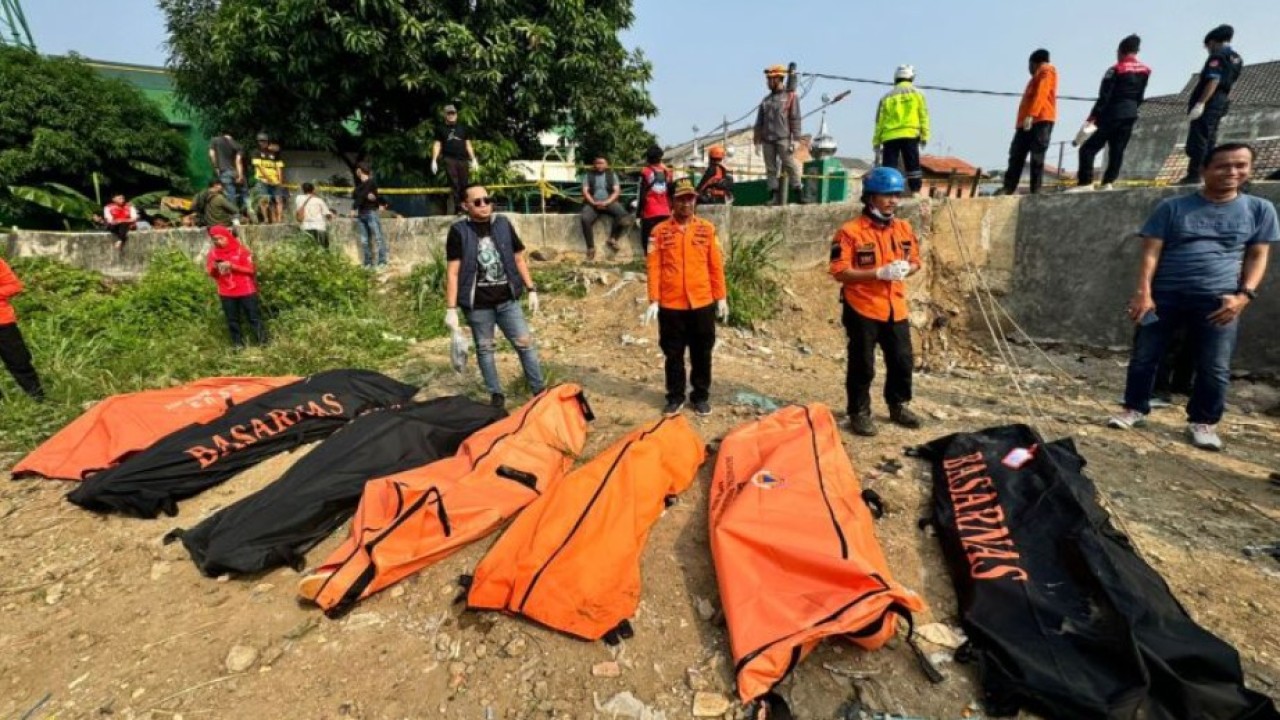 Tujuh mayat tanpa identitas ditemukan di Kali Bekasi, Bekasi, Minggu (22/9/2024). (Foto: ANTARA/HO-Basarnas)