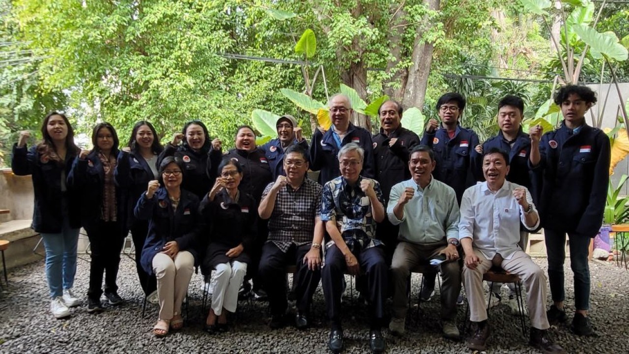 Ketua Umum PB Percasi GM Utut Adianto dan Pembina, Eka Putra Wirya berfoto bersama dengan para atlet dan ofisial Tim Catur Putra-Putri Indonesia di Olimpiade Catur 2024/ist