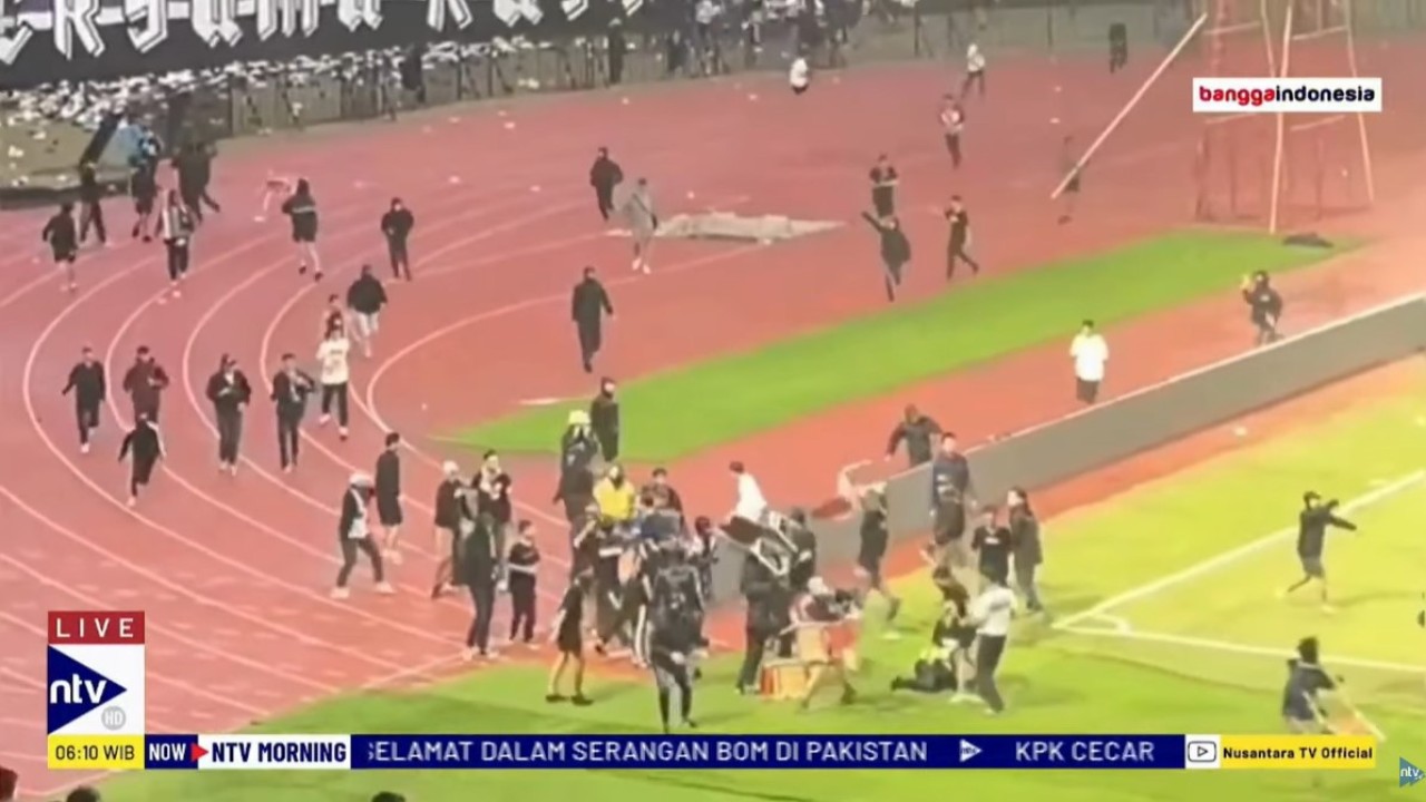 Pertandingan Persib Bandung melawan Persija Jakarta di Stadion Si Jalak Harupat, Kabupaten Bandung, Jawa Barat, diwarnai kericuhan. Tuan rumah meraih kemenangan dari Persija Jakarta 2-0.