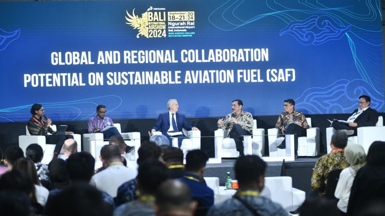 Direktur SPPU Pertamina Persero A. Salyadi Saputra (kedua dari kanan) menjadi salah satu narasumber dengan tema "Global and Regional Collaboration Potential on Sustainable Aviation Fuel (SAF)" di Bali International Show 2024, di Lapangan Terbang Ngurah Rai, Rabu (18/9/2024). (Foto: Istimewa)