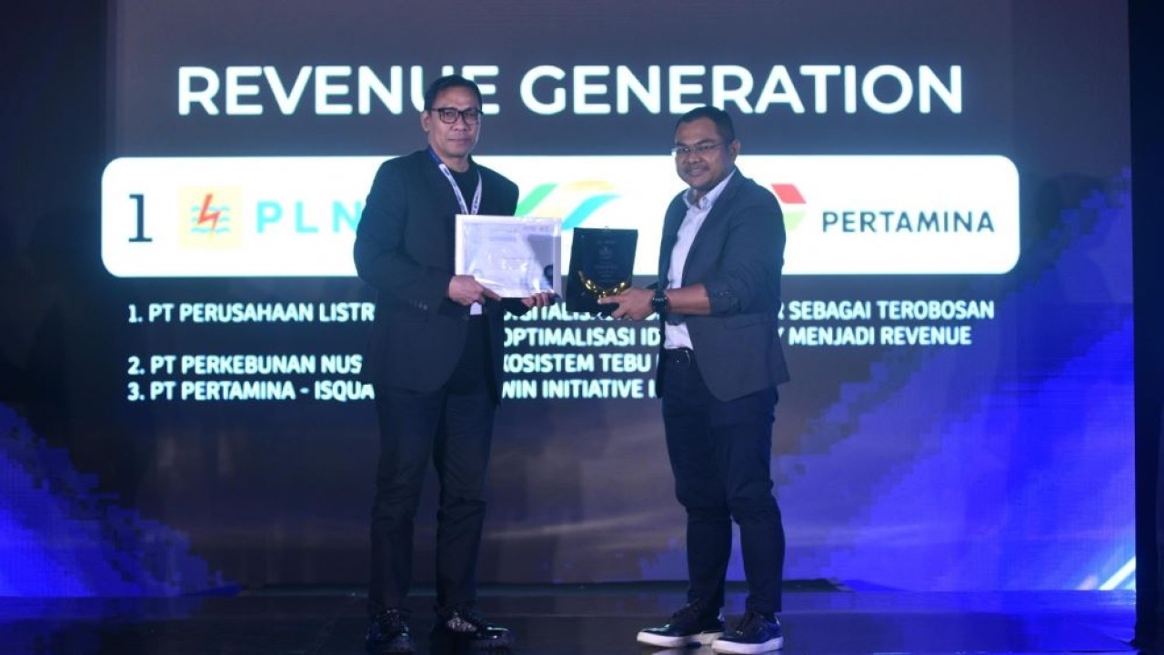 Pertamina Persero memperoleh Penghargaan Juara 3 Kategori Revenue Generation "Technology Adoption for SOE's Transformation" yang diberikan oleh Deputi Bidang SDM, Teknologi, dan Informasi Kementerian BUMN Tedi Bharata kepada VP Enterprise IT Pertamina Yoke Susatyo diacara ForDigi Summit 2024, pada Rabu (25/9/2024) di Ballroom Hotel Mulia. (Foto: Dok/Humas Pertamina)