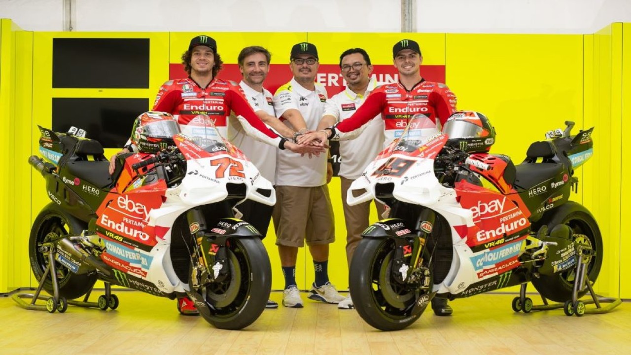 Antusiasme dan adrenalin terasa di sirkuit dengan pertemuan bersama seluruh keluarga besar Pertamina Lubricants untuk peluncuran livery dan seragam pembalap edisi spesial yang akan digunakan Marco Bezzecchi dan Fabio Di Giannantonio pada Minggu (29/9/2024). (Foto: Istimewa/Pertamina)